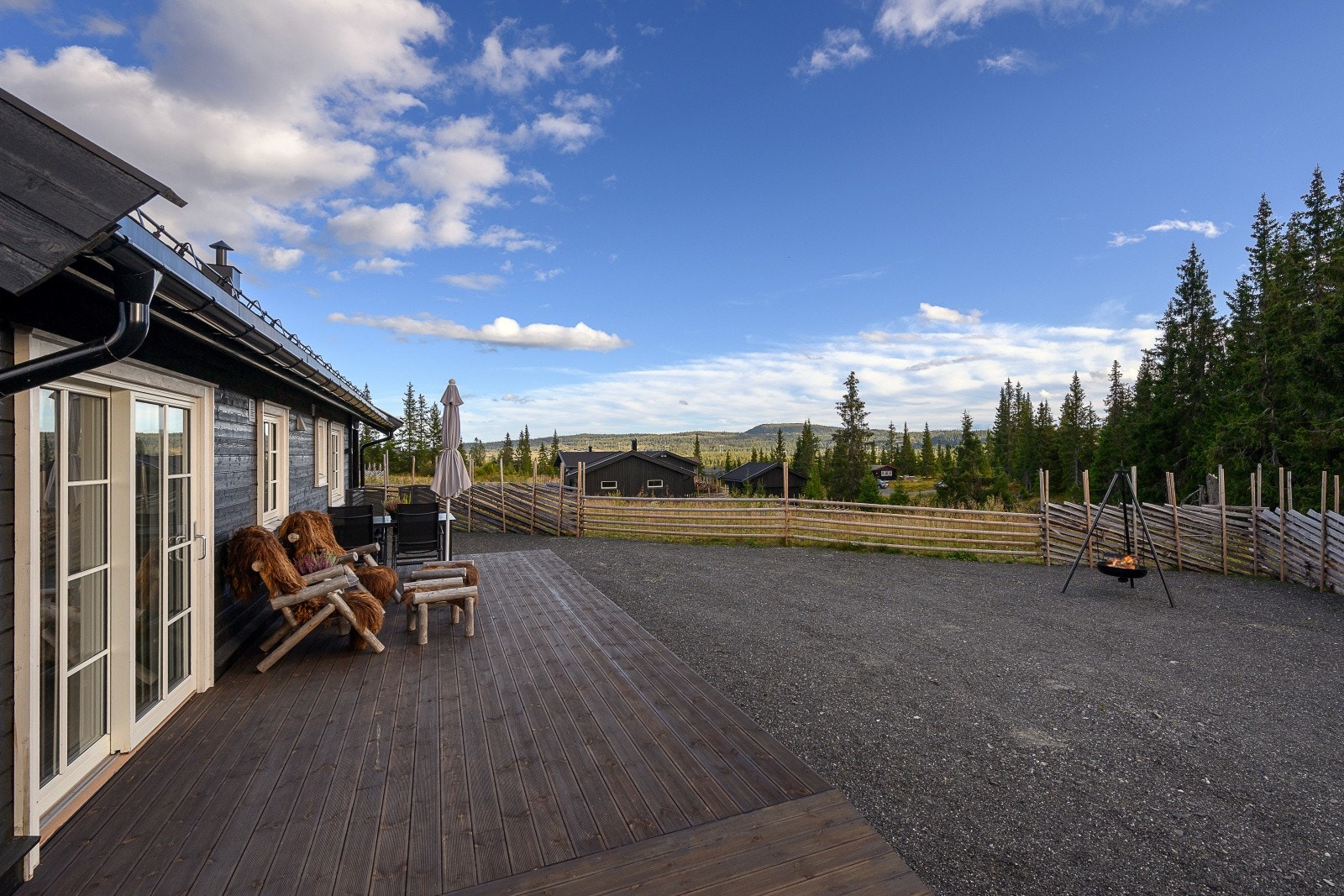 Stor, gruset gårdsplass med god plass til parkering for flere biler. Galleribilde