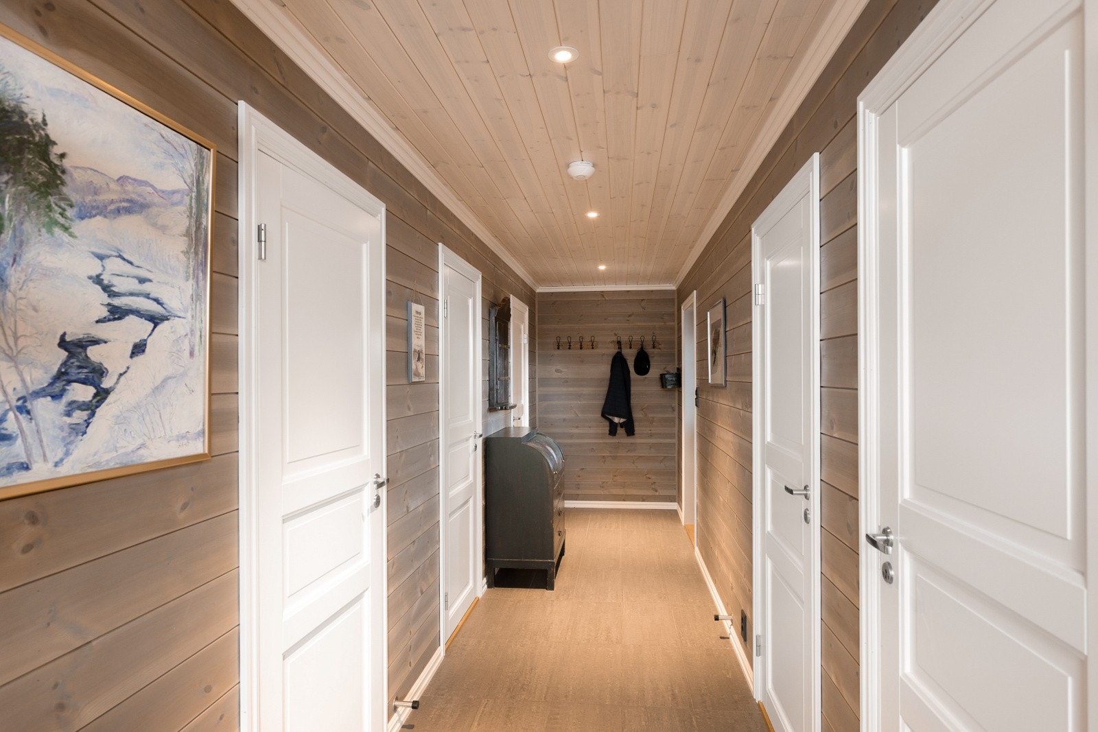 Innbydende entré med adkomst til soverom, bad og allrommet. Galleribilde
