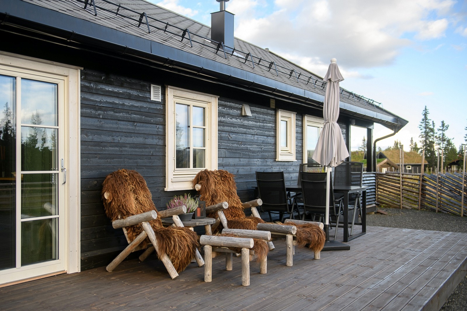 Uteplassen har god plass til både sittegruppe og spisebord. Galleribilde