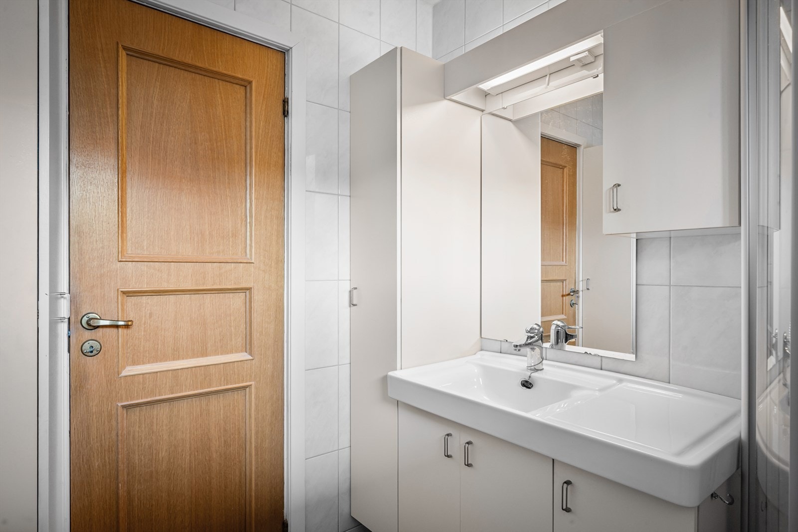 Badet i hovedetasjen har innredning med nedfelt servant og godt med skapplass. Galleribilde