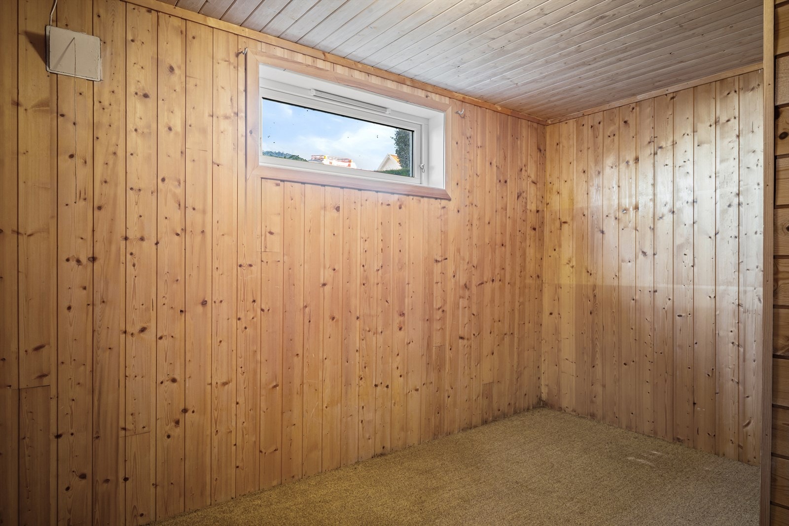 Innredet rom i underetasjen med panelkledde vegger. Galleribilde
