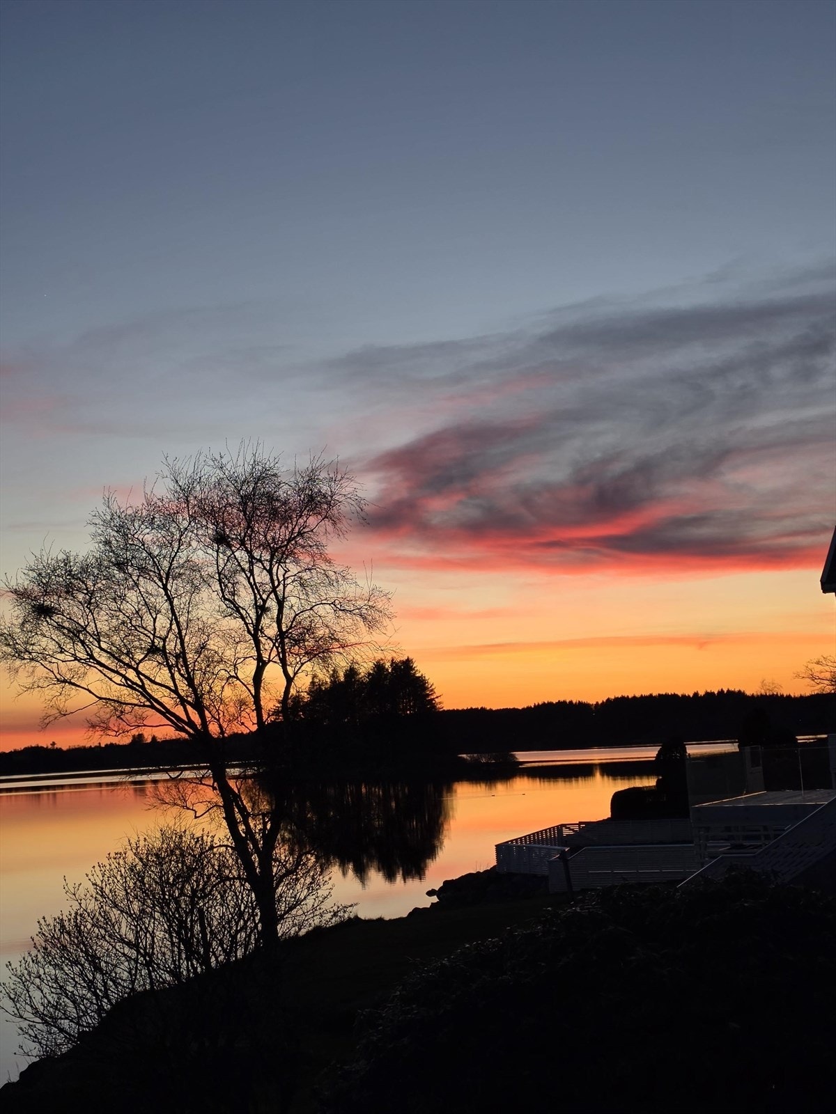Nyt vakre solnedganger over vannet fra egen eiendom. Galleribilde