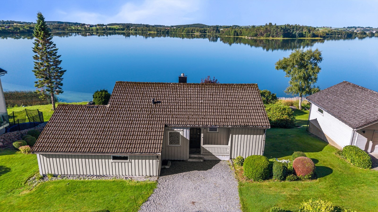 Eiendommen sett fra luften, med sin flotte plassering ved vannkanten. Galleribilde