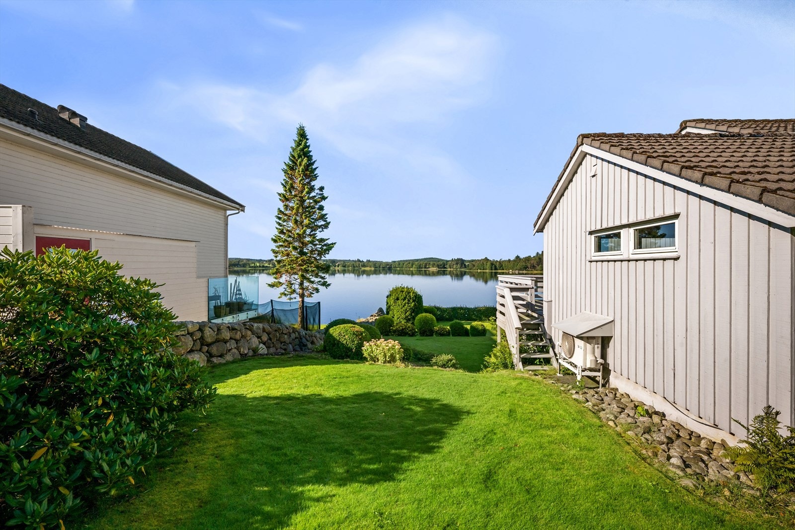 Utsikt fra hagen over Frøylandsvatnet. Galleribilde
