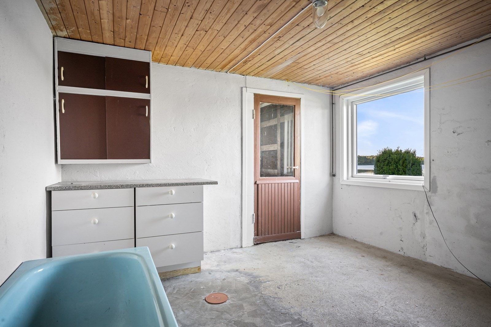 Vaskerom med badekar og opplegg for vaskemaskin. Galleribilde
