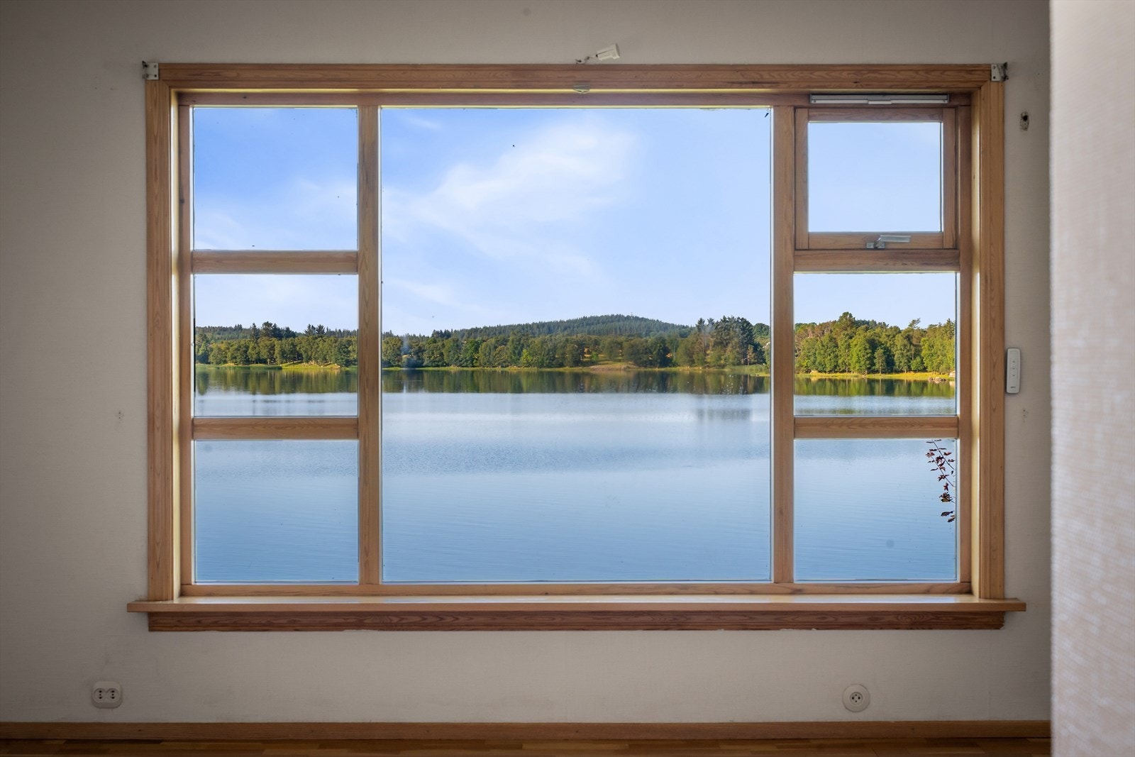Store vindusflater gir rikelig med lys og en flott utsikt over Frøylandsvatnet. Galleribilde