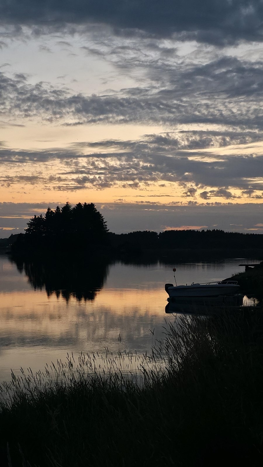 Stille kvelder ved vannkanten. Galleribilde