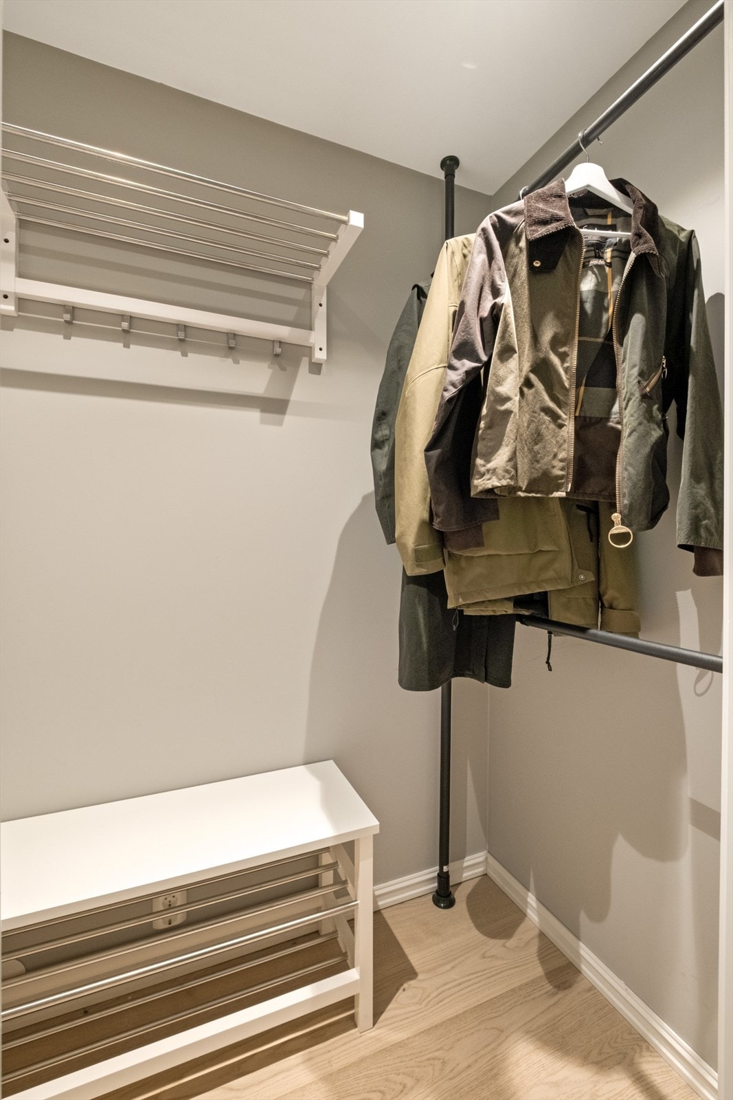 I tilknytning til entréen er det en praktisk bod som også kan benyttes som omkledningsrom Galleribilde