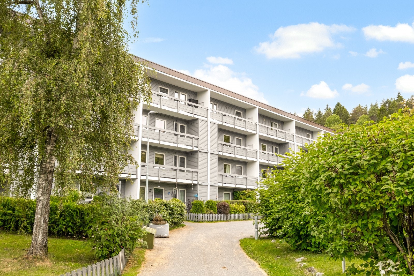 Edelgranveien 78 ligger i et rolig og veletablert boligområde på Åsterud, med nærhet til Bærumsmarka og kort vei til Bekkestuas mange servicetilbud. Her bor du i grønne omgivelser med gode muligheter for både en aktiv hverdag og rolige stunder i naturen Galleribilde