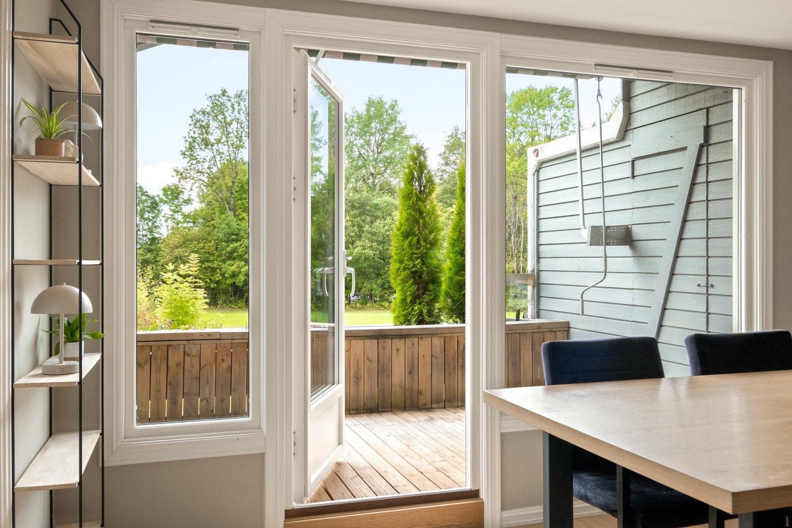 Fra stuen er det direkte utgang til en hyggelig balkong på ca. 16 kvm med grønt utsyn Galleribilde