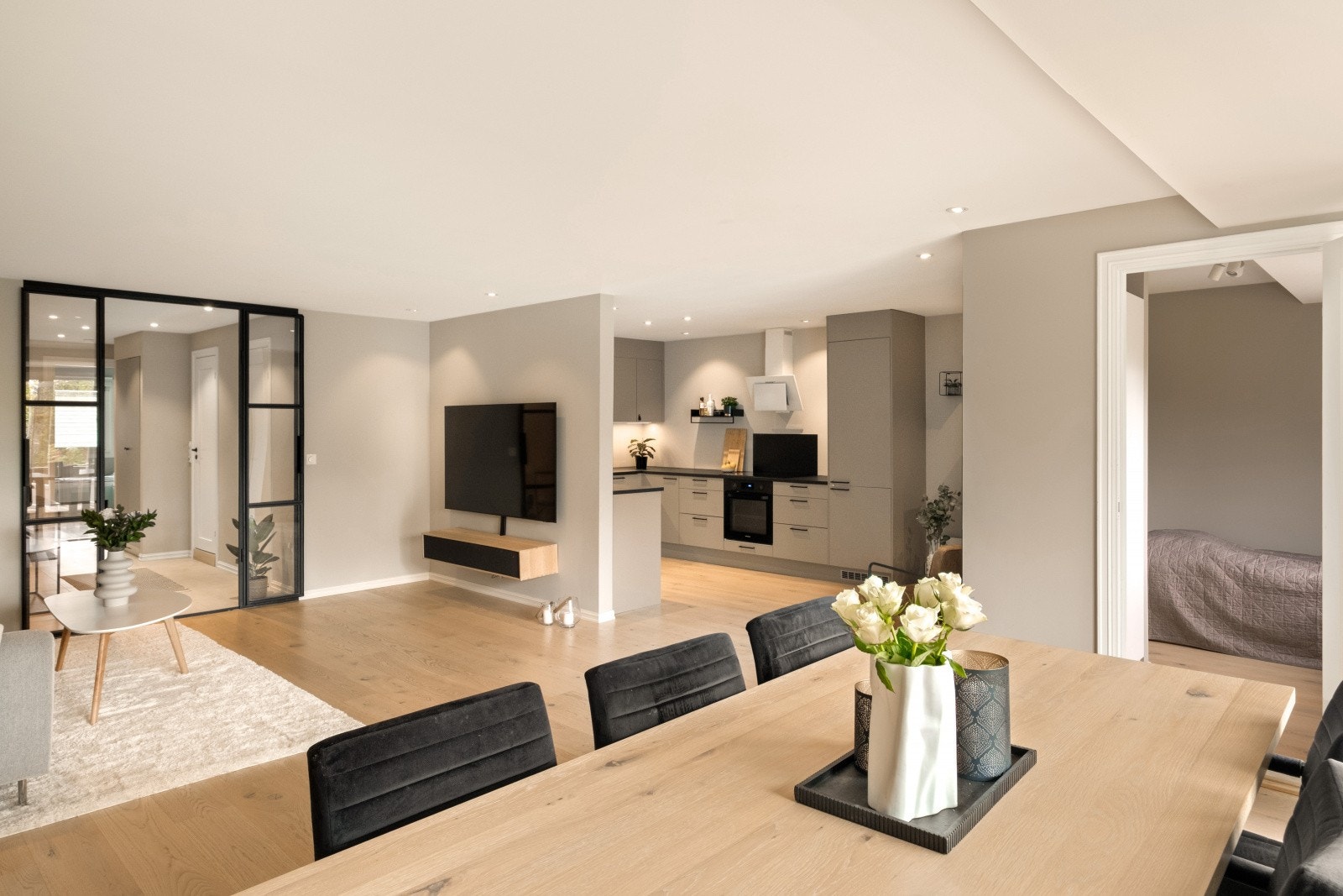 Boligen har flislagt gulv i entré og gang, samt enstavs parkett i øvrige rom. Sparklede og malte vegger og himlinger, kombinert med downlights, gir et moderne og helhetlig uttrykk Galleribilde