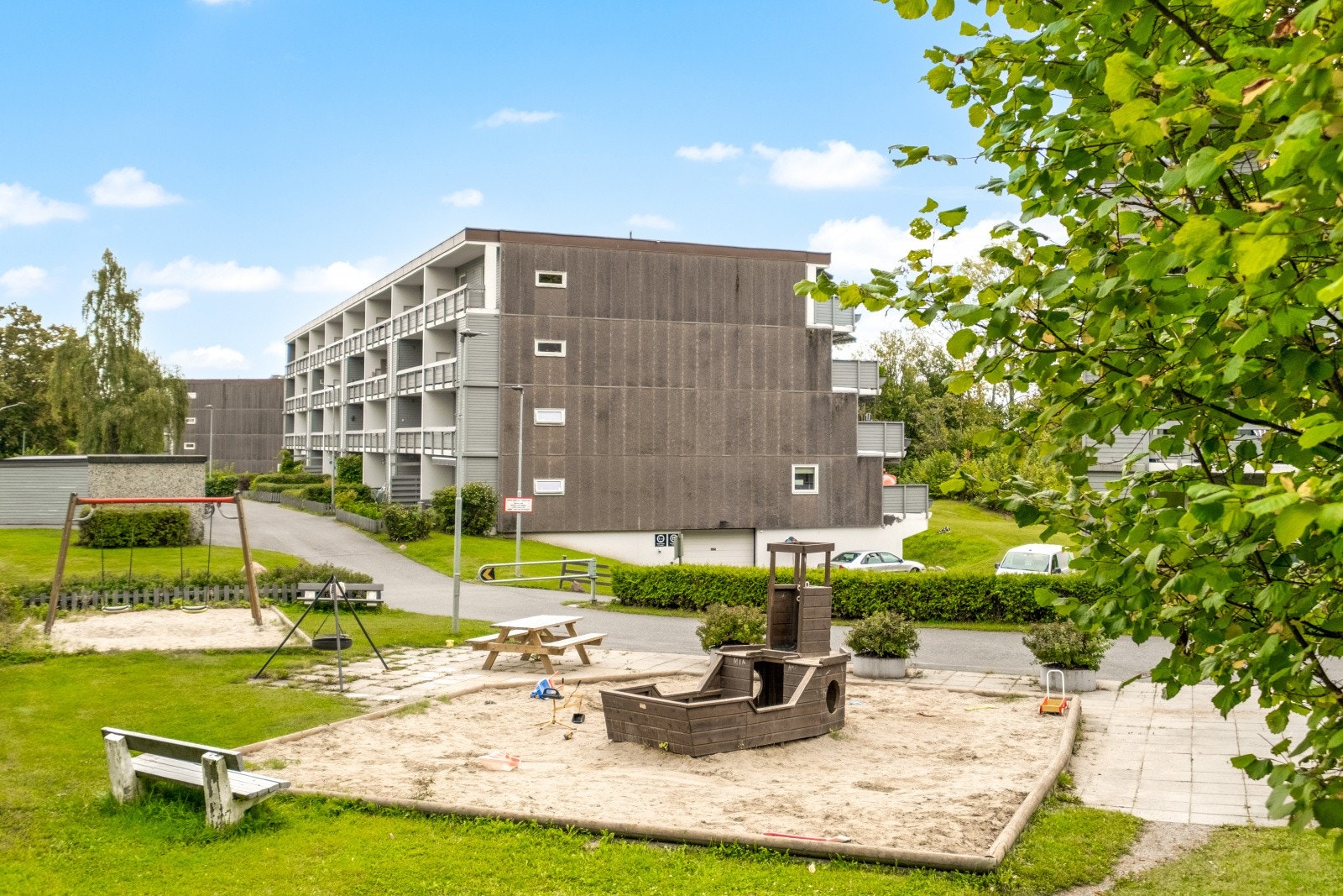 Et veldrevet sameie med grønne fellesarealer og lekeplass for de minste Galleribilde