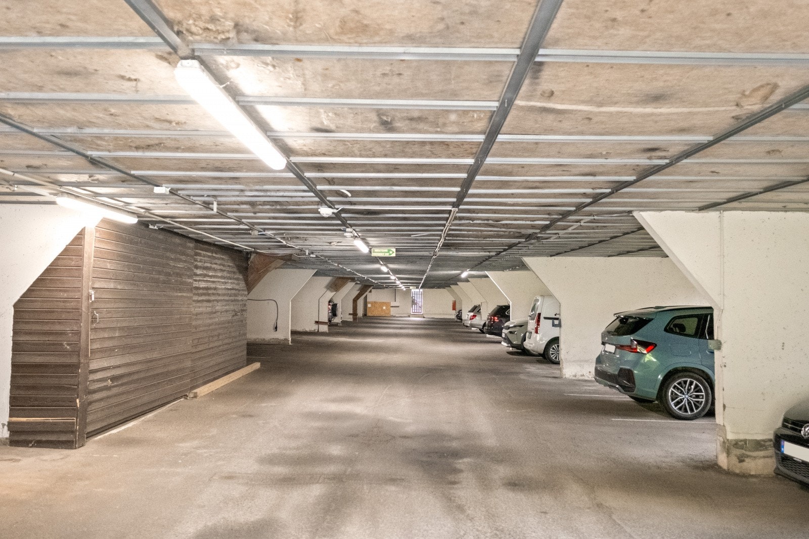 Det medfølger parkeringsplass nr. 259 i garasjeanlegget, med egen ladeboks for elbil. Betaling for lading skjer via CURRENT-appen Galleribilde