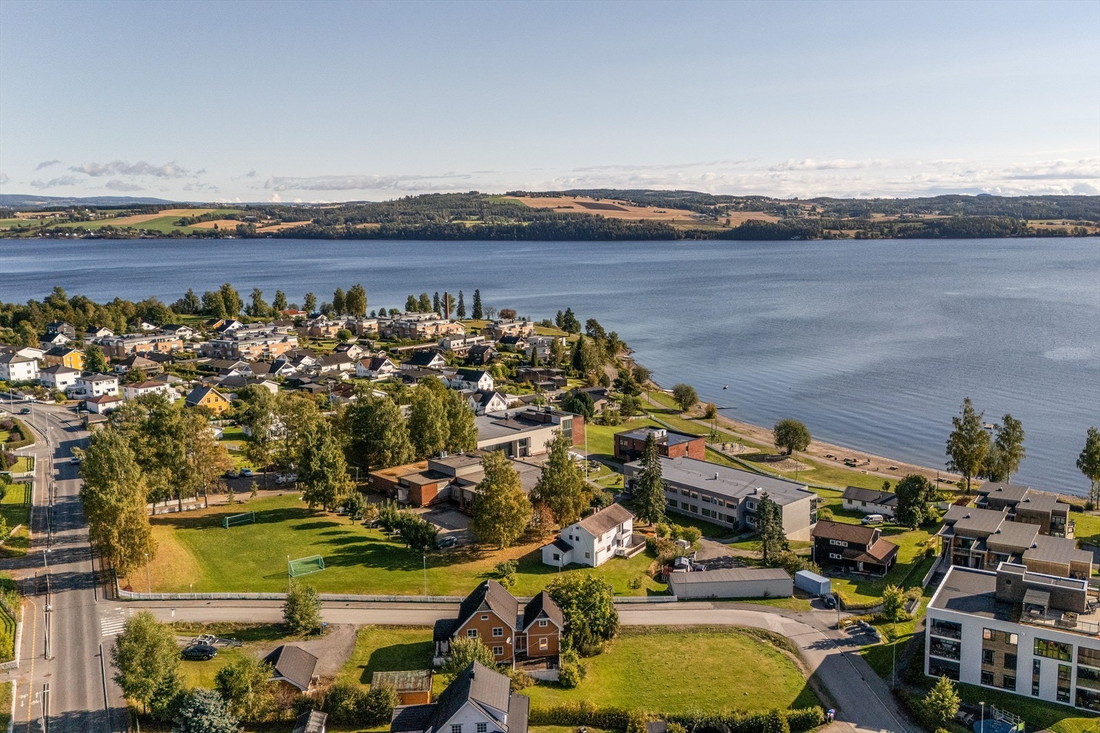 Boligen ligger fint til vis a vis Viken musikkfolkehøgskole med kort vei ned til Mjøsa med badeplasser, badstue og promenade. Galleribilde