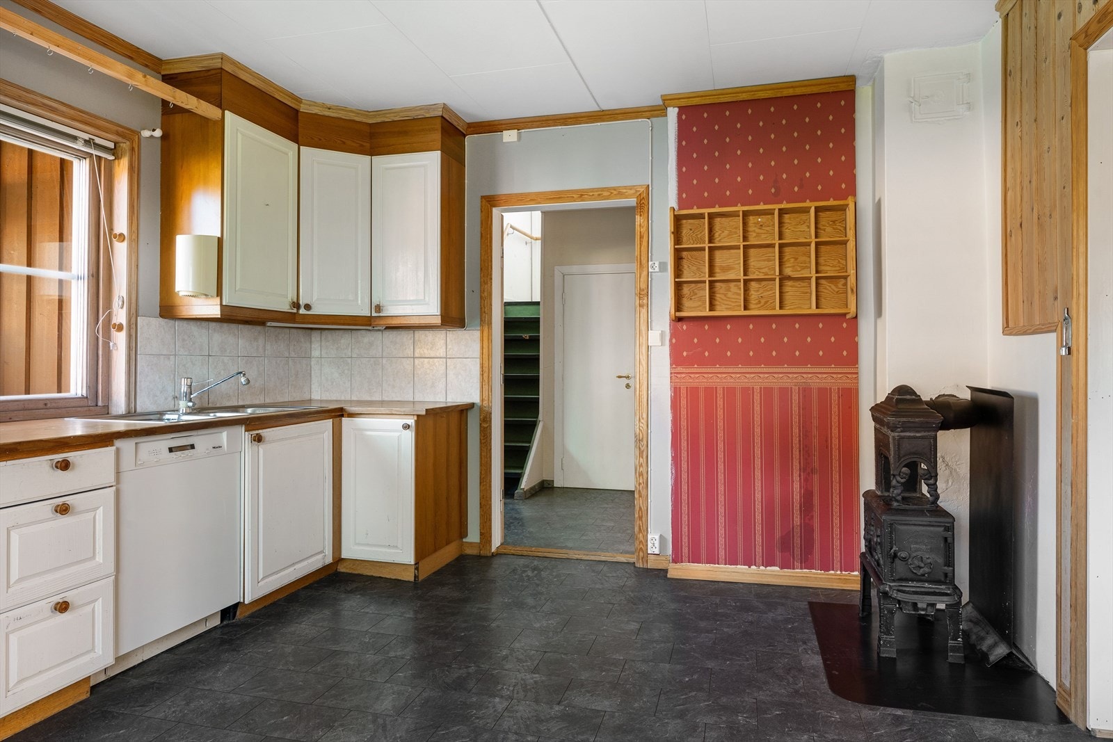 Kjøkken i 1.etasje med vedovn. Galleribilde