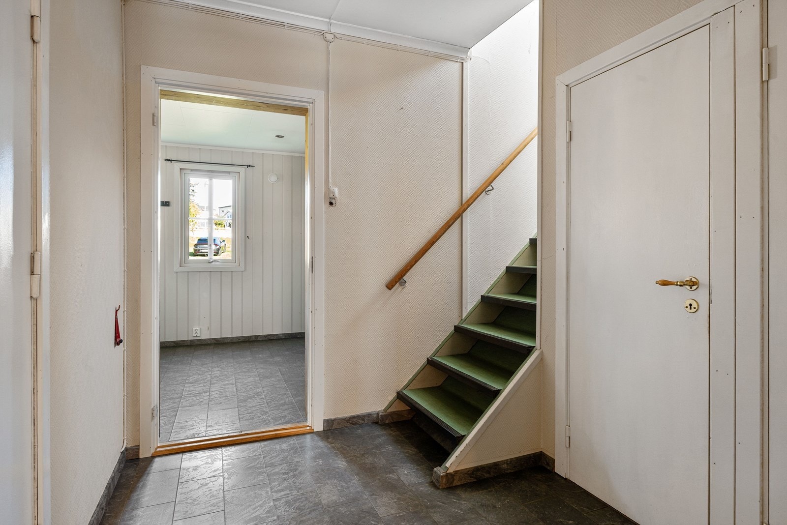 Gang og trappegang til 2.etasje. Galleribilde