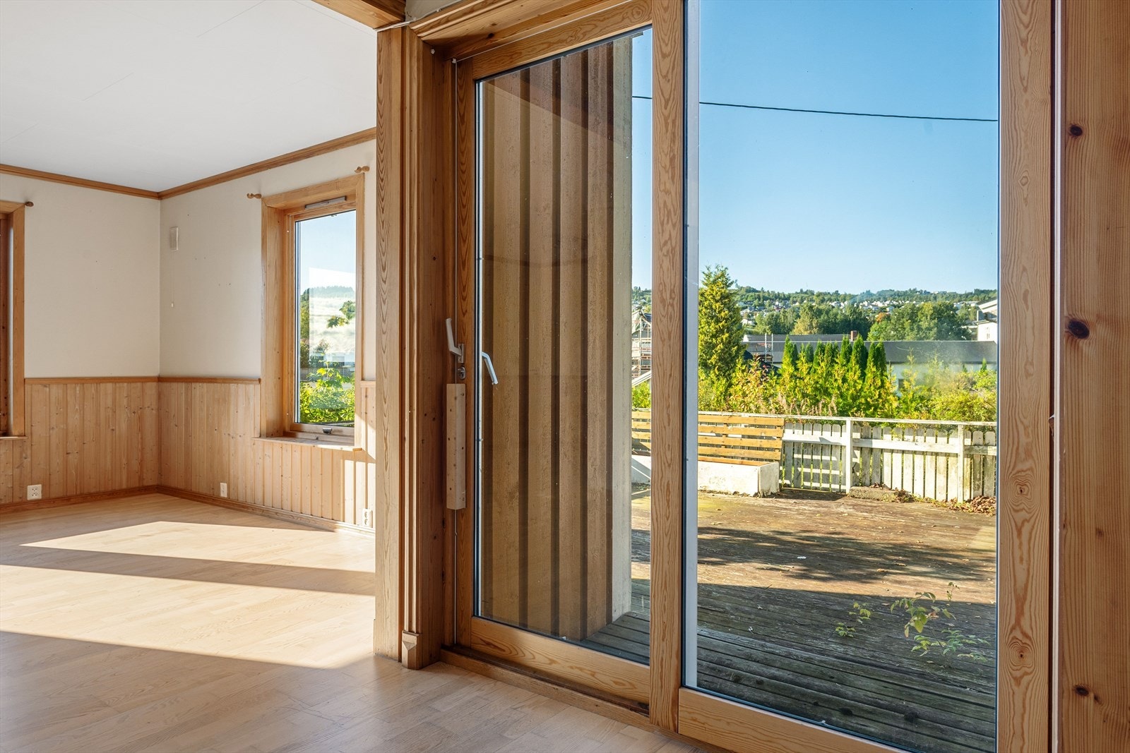 Utgang til solrik vestvendt terrasse. Galleribilde