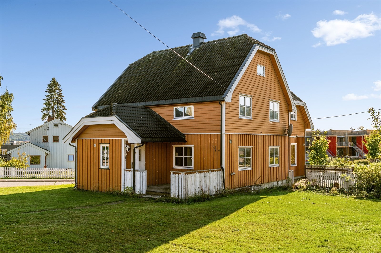 Boligen er opprinnelig fra 1927, senere tilbygget i 1996 og 2008. Boligen er et oppussingsibjekt. Galleribilde