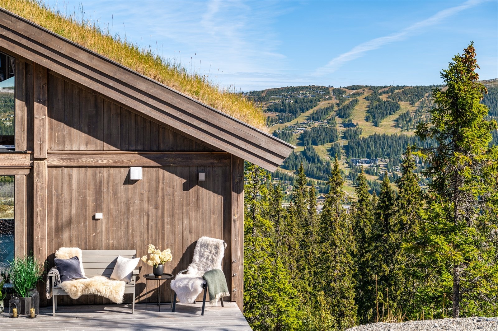 Uteplassen ved inngangen byr på vidstrakt utsikt mot alpine løyper. Galleribilde
