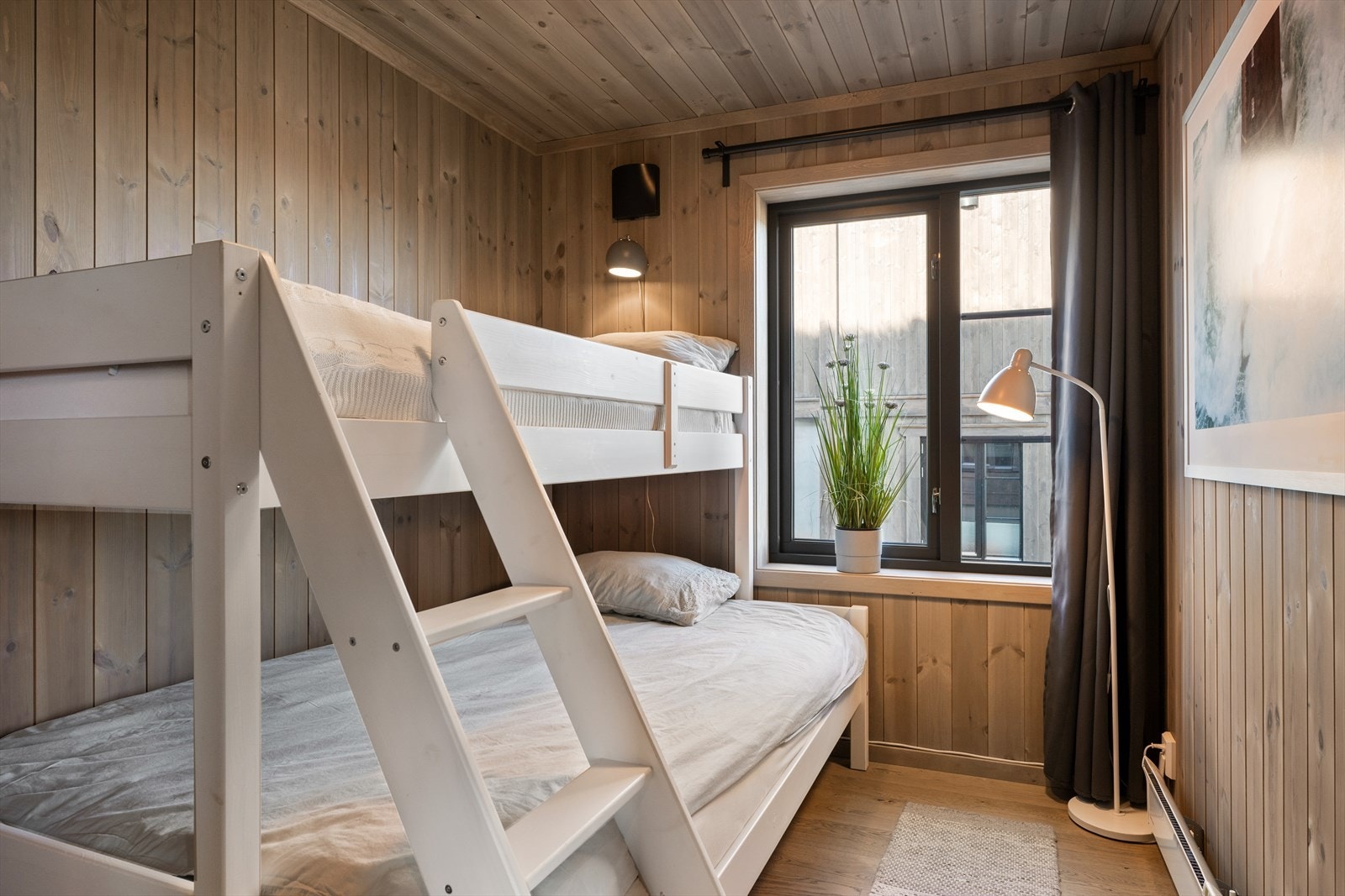 Soverom med plassbygd køyeseng, ideelt for gjester eller familie. Galleribilde