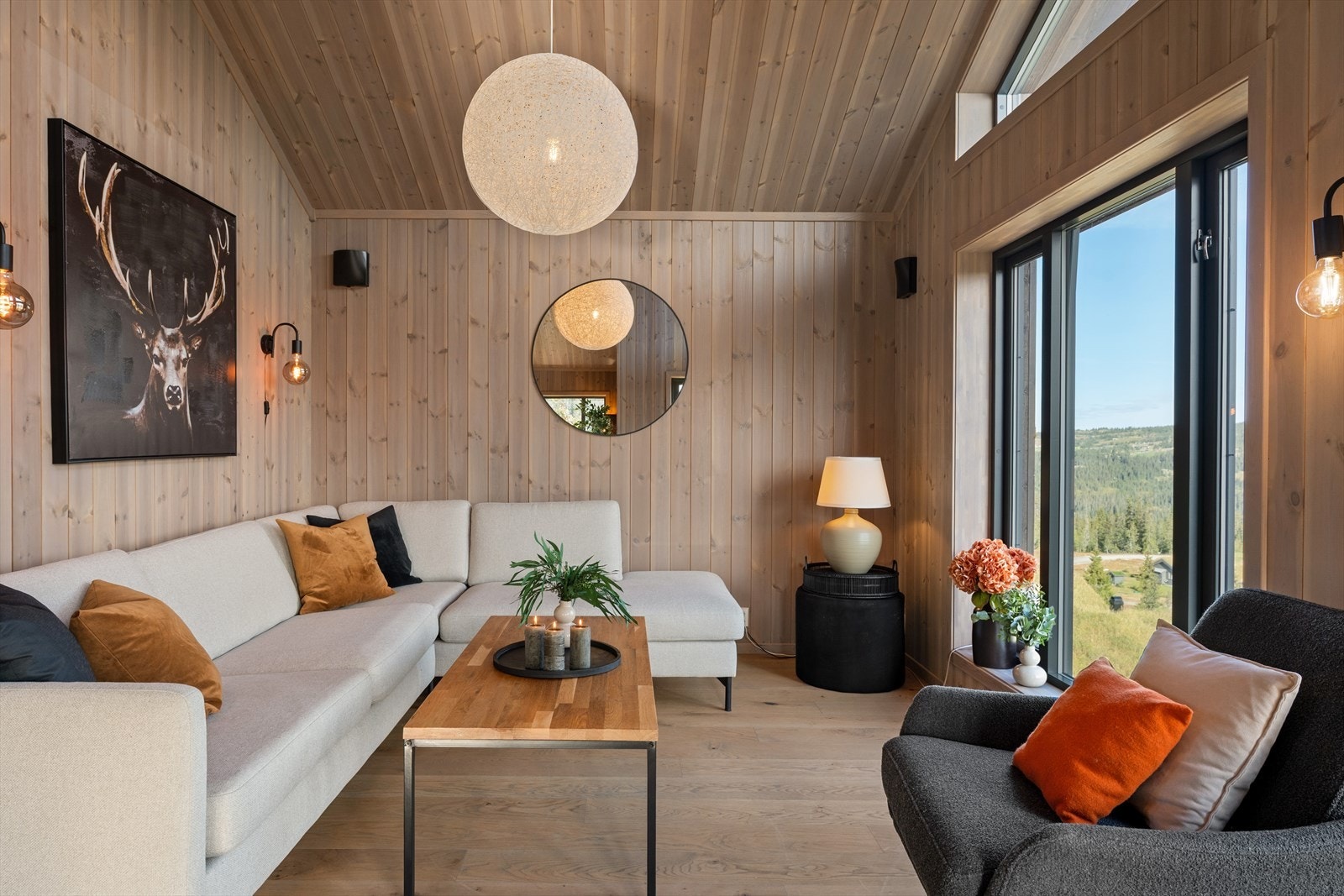 Vinduene rammer inn landskapet mot Kvitfjell og omkringliggende fjellområder. Galleribilde