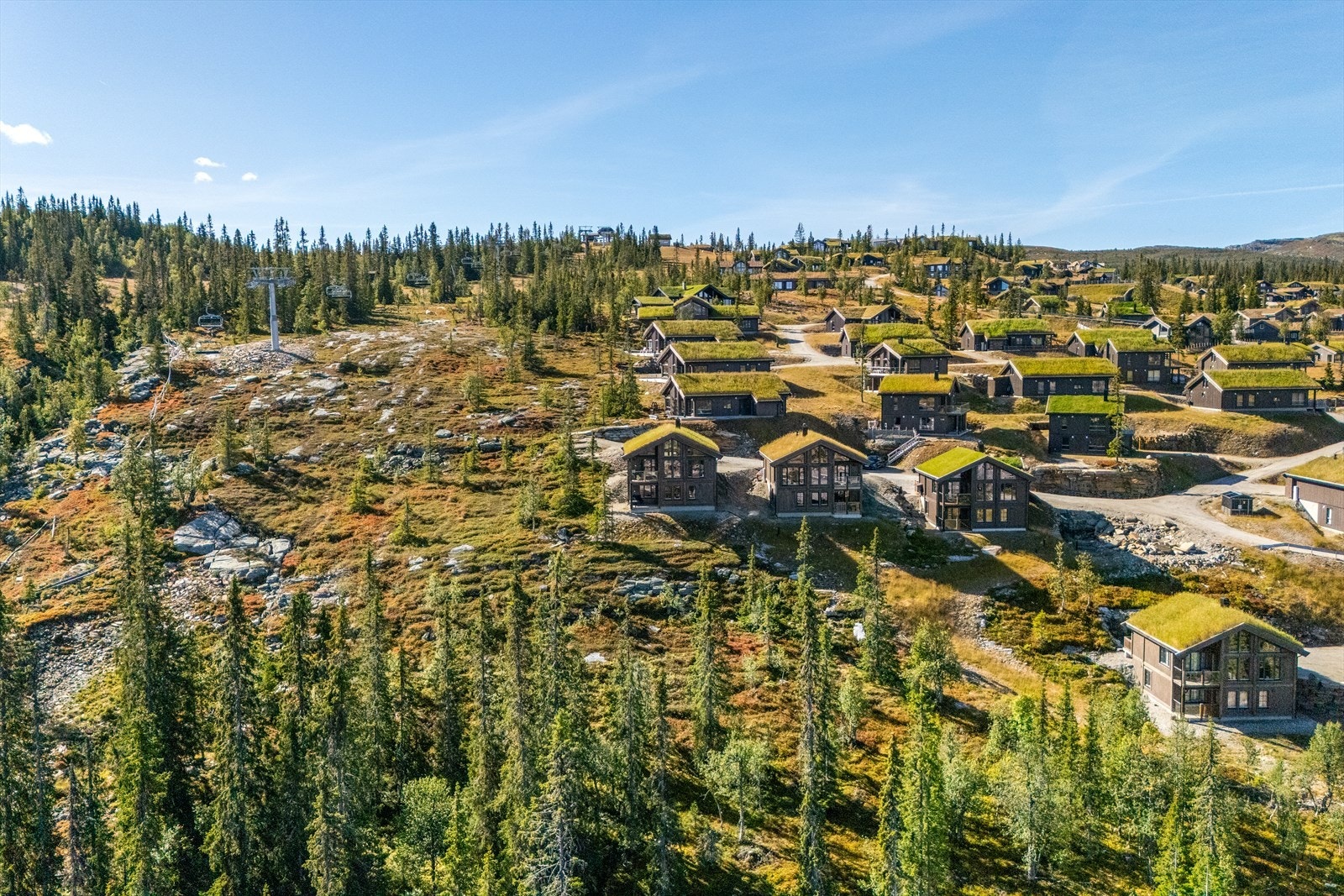 Hyttene på Varden er skånsomt plassert i det skrånende fjellterrenget. Galleribilde