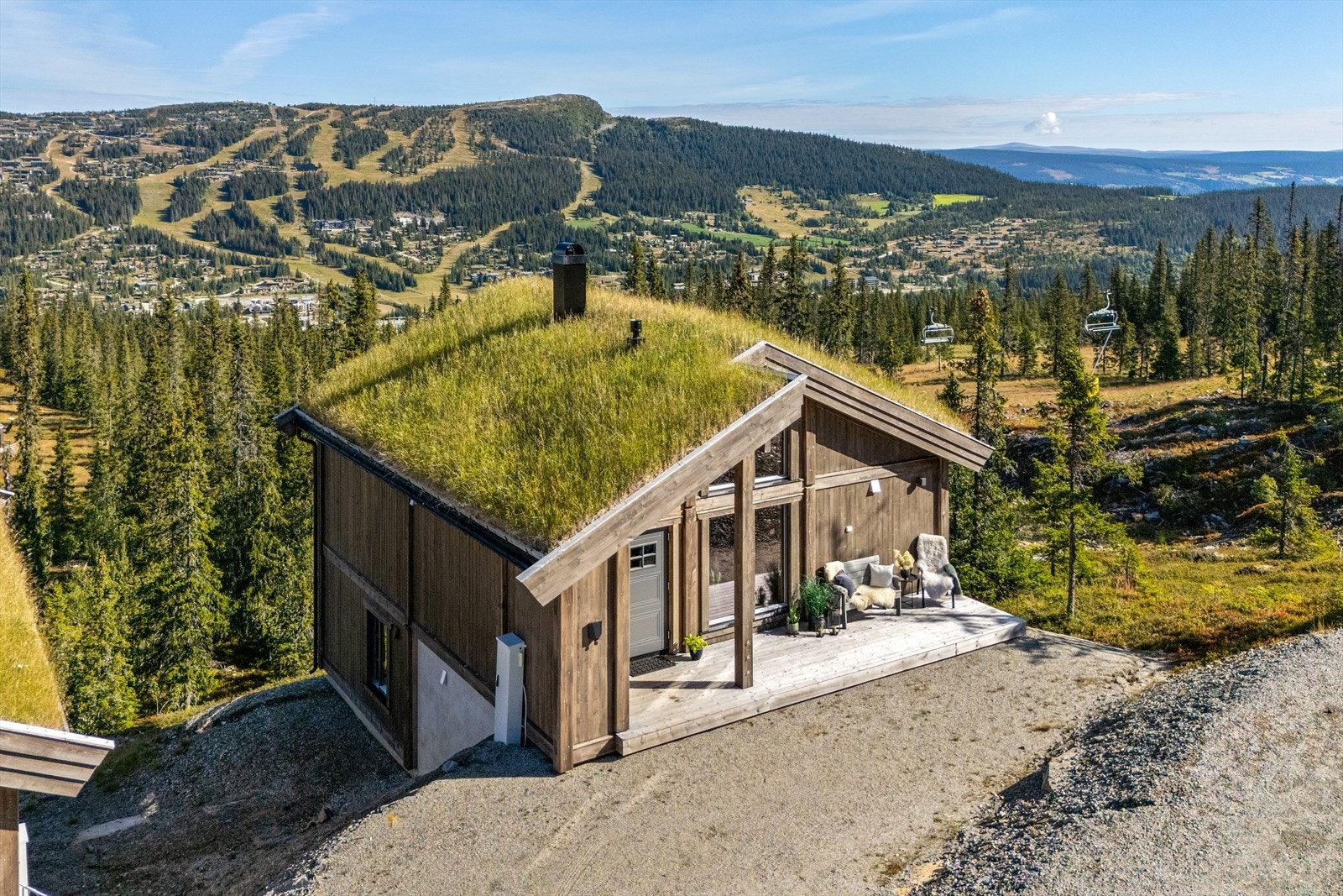Frittliggende hytte fra 2023 over to plan, med torvtak, solid stavlaftpreg og ski inn/ski ut til Kvitfjell. Galleribilde