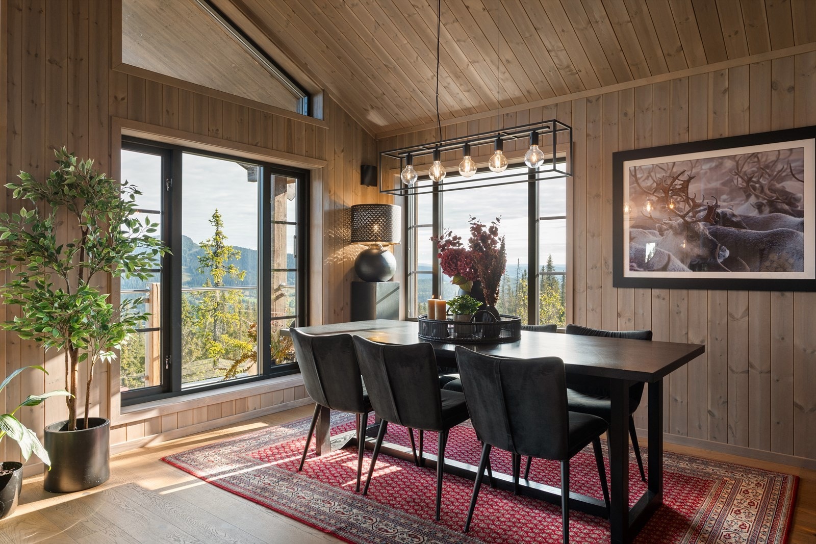 Store vinduer langs spiseplassen gir rikelig med naturlig lys til måltidene. Galleribilde