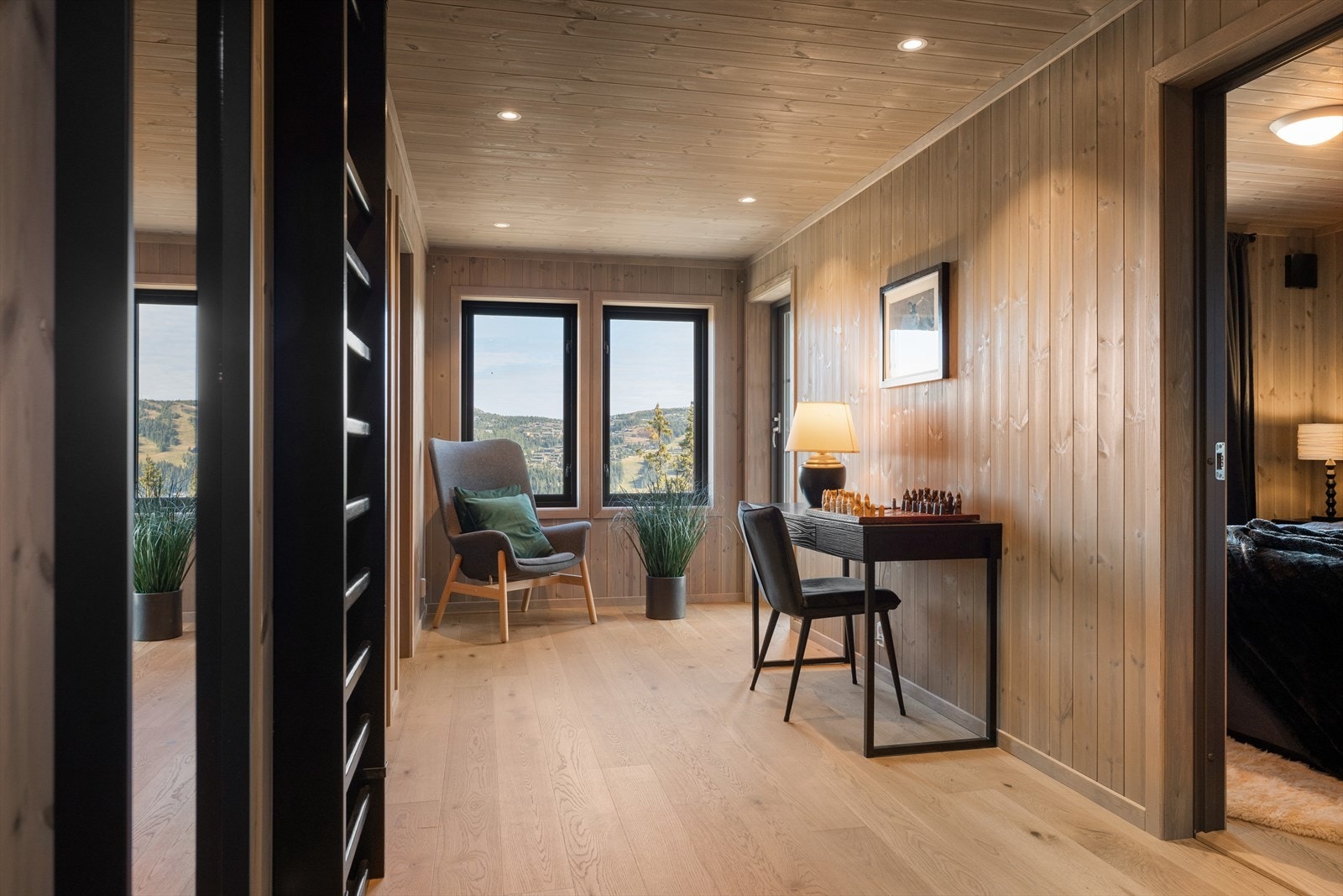 Fra gangen er det direkte utgang via verandadør til overbygd uteplass på bakkeplan. Galleribilde