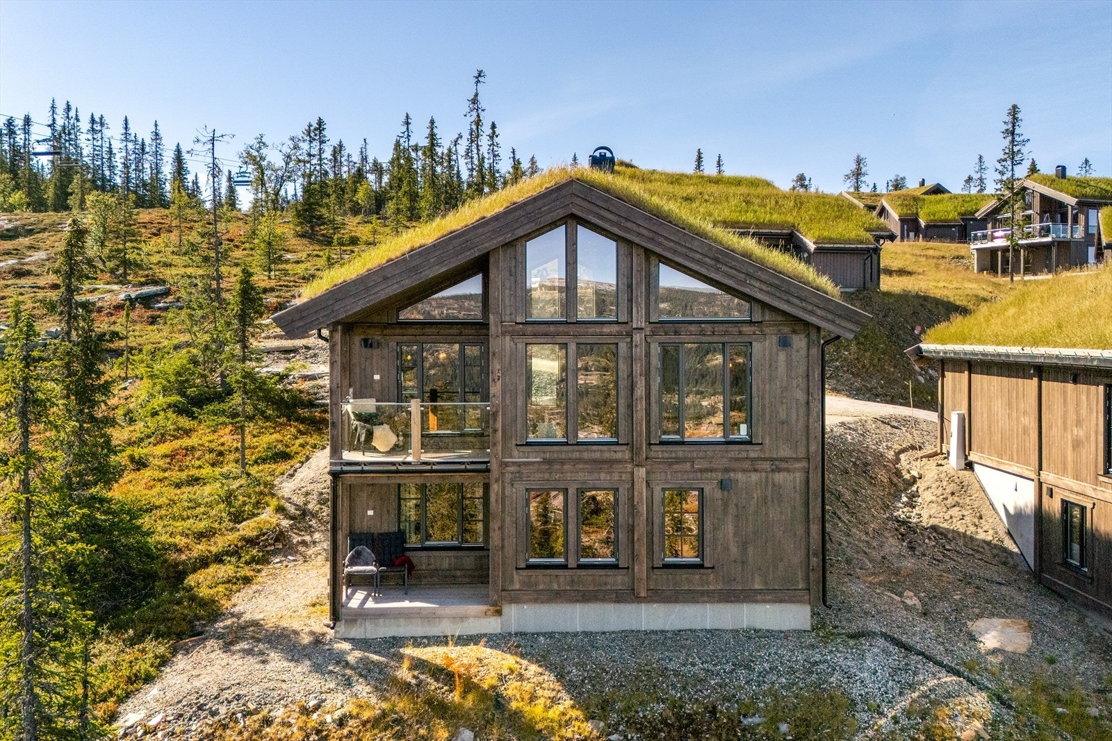 Hytta ligger i skrånende terreng og utnytter utsikten mot alpinbakkene optimalt. Galleribilde
