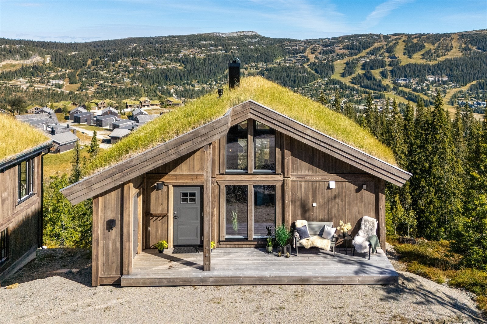 Inngangsparti med romslig verandaplatting og integrert utebod til ski og utstyr. Galleribilde