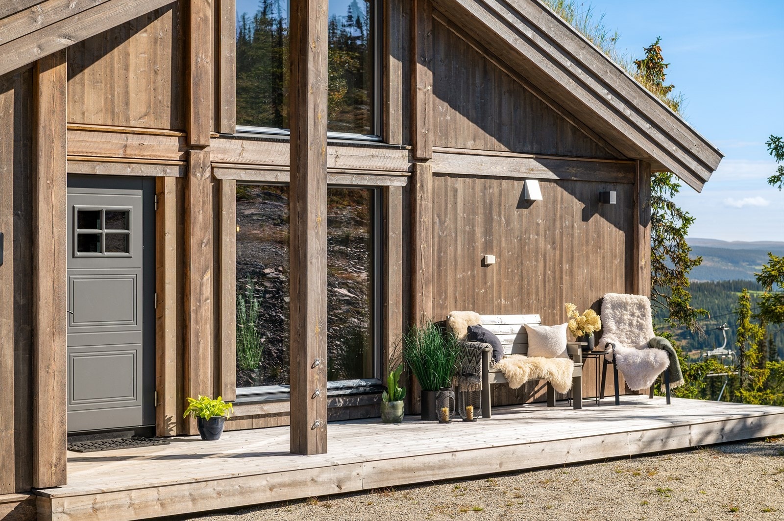 Verandaplattingen ved inngangen gir en hyggelig velkomst og god plass til utemøbler. Galleribilde