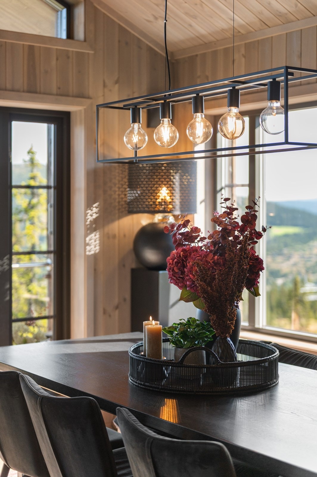 Flott samlingsplass for familie og gjester med utsikt over fjellnaturen. Galleribilde