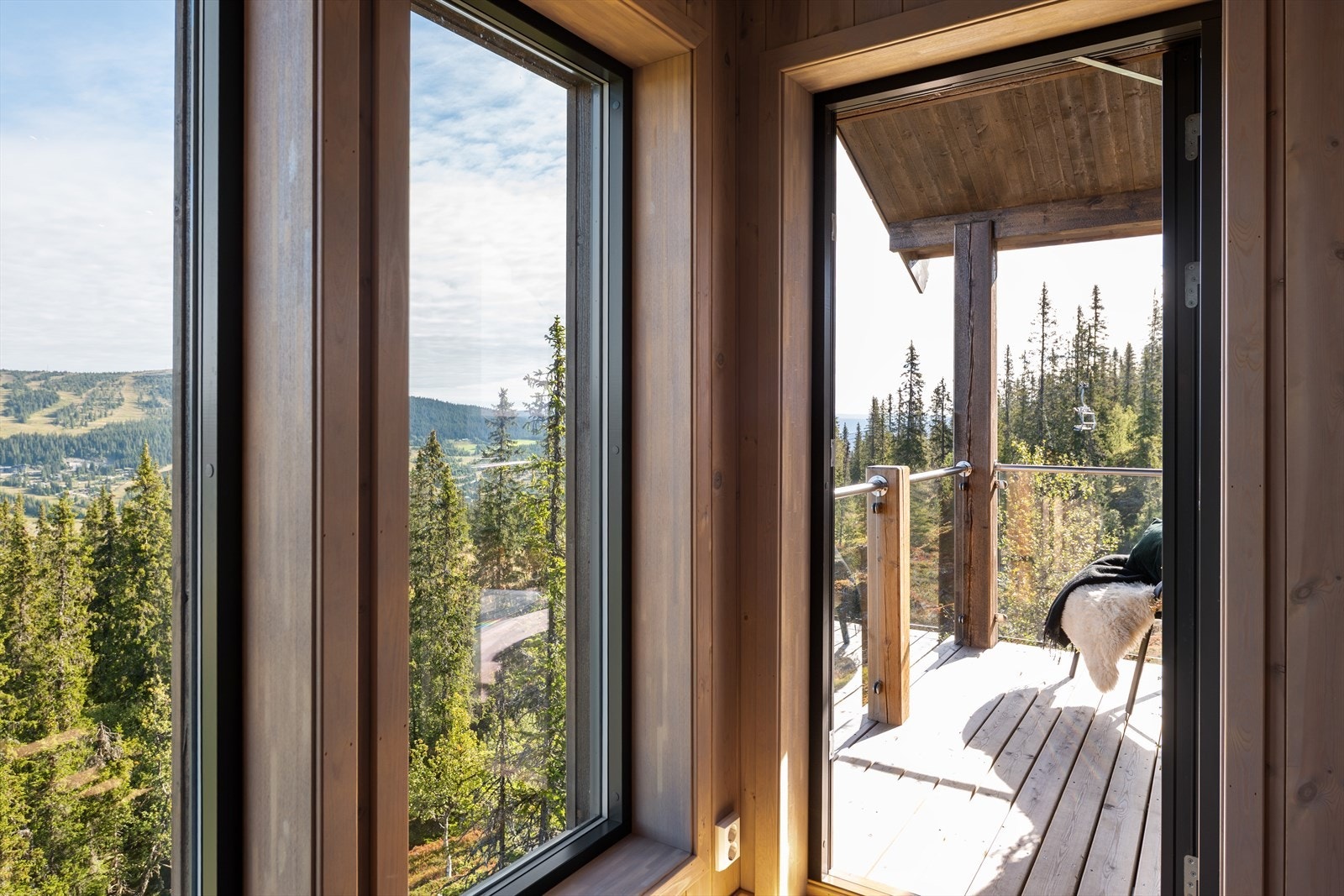 Fra stuen er det utgang via verandadør til den overbygde verandaen. Galleribilde