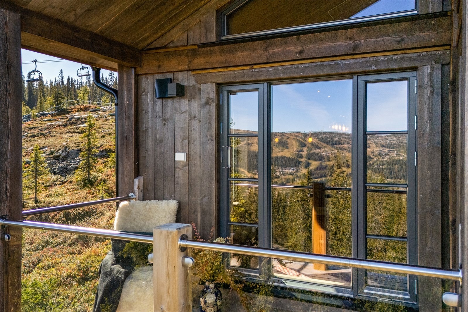 Utsikt rett mot skiheisen og fjellet fra verandaen. Galleribilde