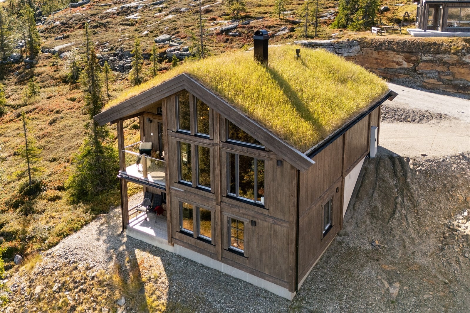 Solid bindingsverk med stav- og laftinspirerte hjørner og isolert grunnmur. Galleribilde