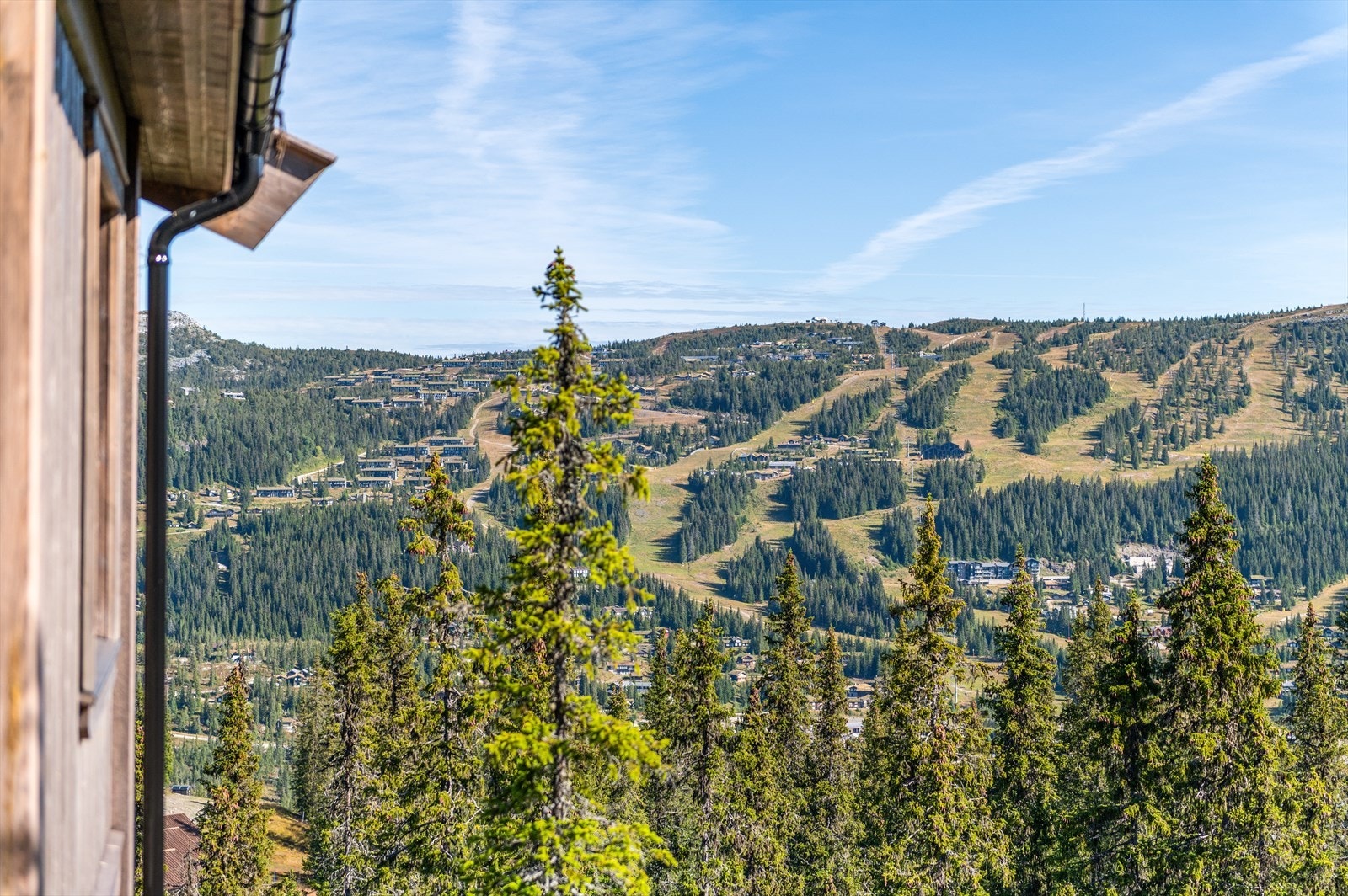Utsikt mot de varierte traseene og fjellområdene på Kvitfjell Vest. Galleribilde