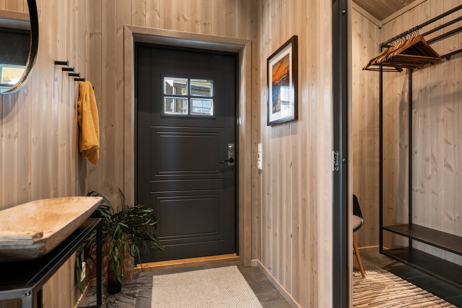 Vindfang med 30x60 cm fliser på oppvarmet gulv og direkte tilknytning til garderobe. Galleribilde