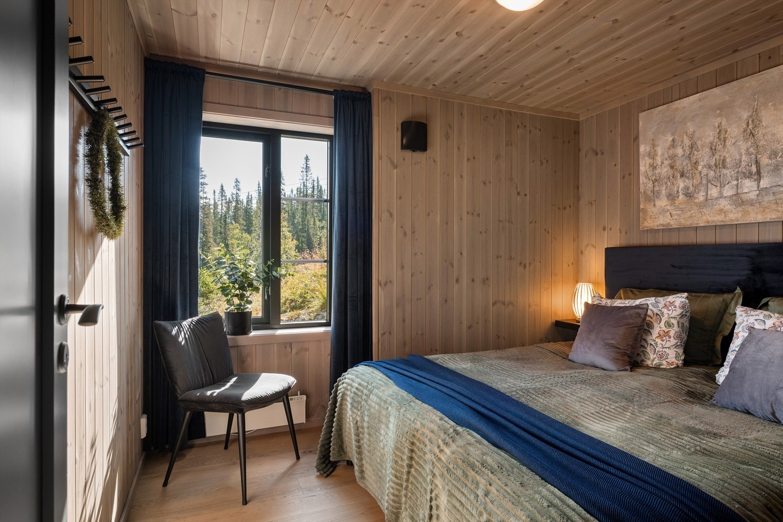 Gode lysforhold og trivelig utsyn mot den omkringliggende fjellnaturen. Galleribilde
