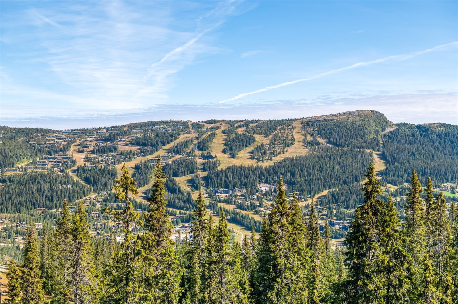 Vidstrakt utsikt over Gudbrandsdalen og det storslåtte fjellandskapet. Galleribilde