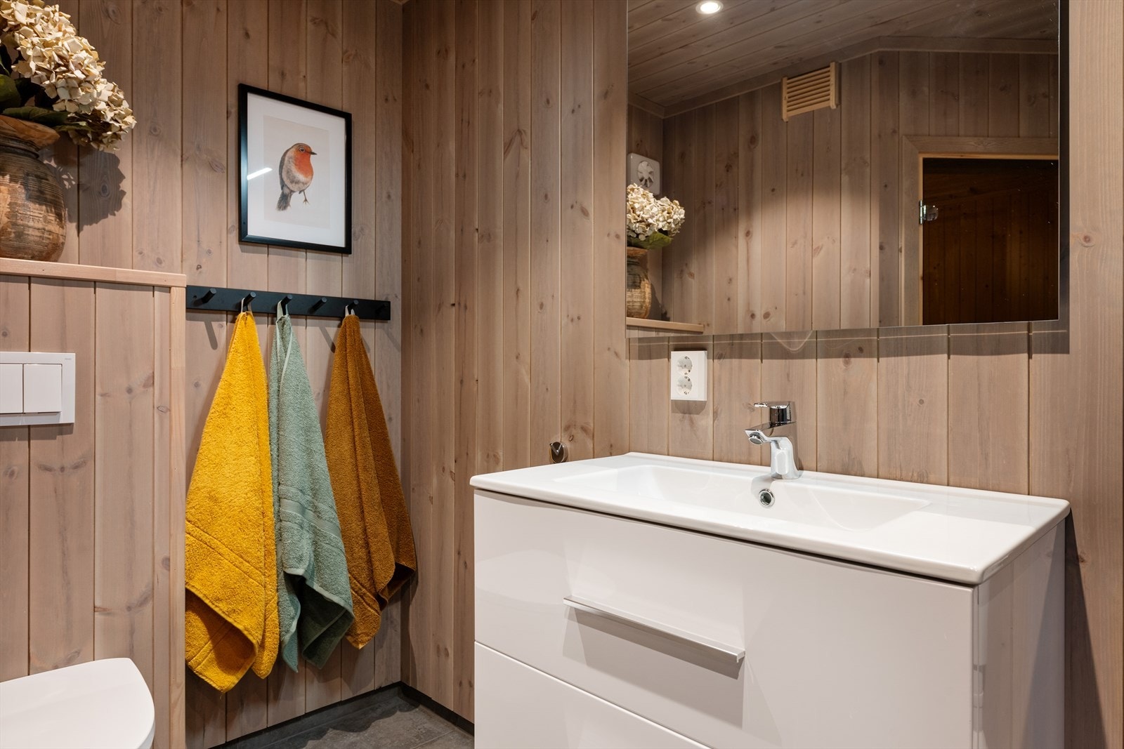 Innredning med heldekkende servant, speil med lys og opplegg for vaskemaskin. Galleribilde