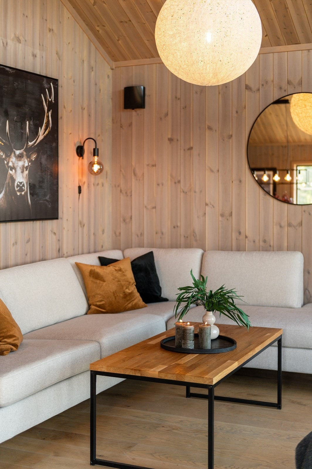 Lune vegger i stående fabrikkbeiset faspanel kombinert med moderne belysning. Galleribilde
