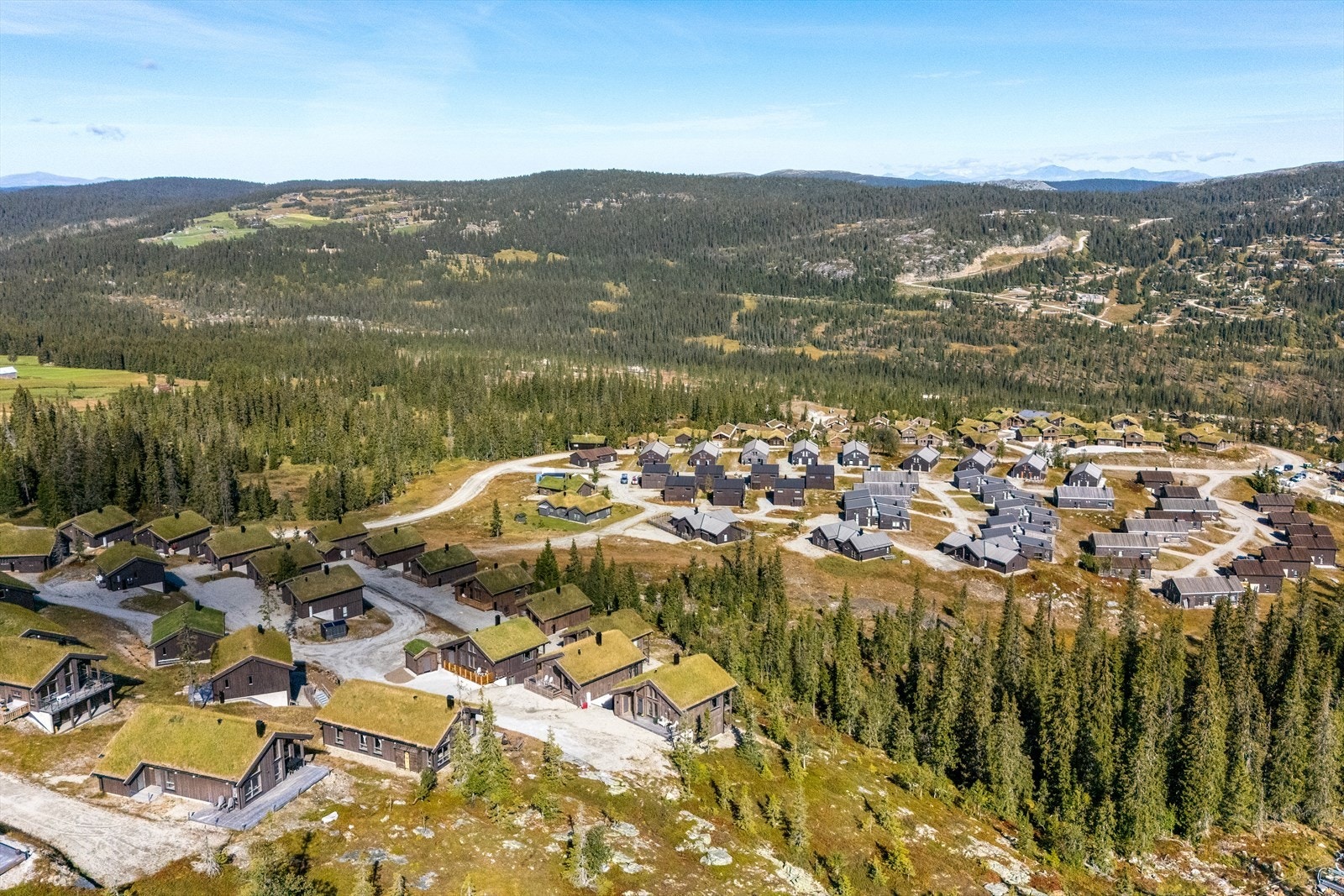 Varden ligger høyt i terrenget med vidstrakt utsikt over fjellområdet. Galleribilde