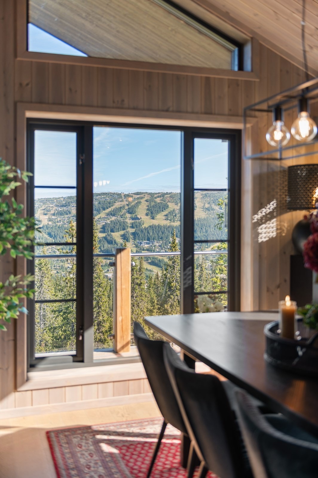 Direkte utsyn til det alpine landskapet som omkranser eiendommen. Galleribilde