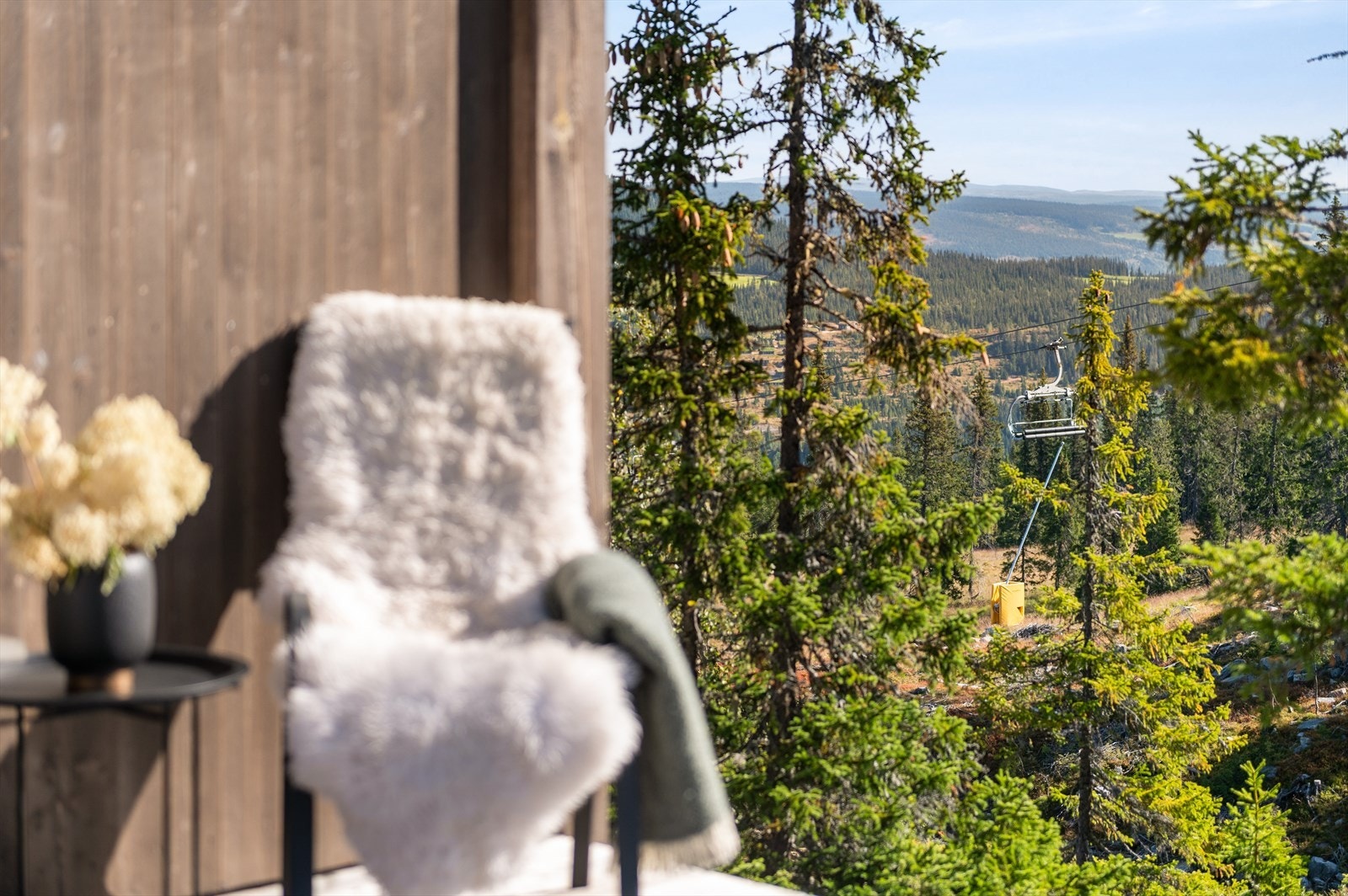 Her kan du nyte fjelluften og følge aktiviteten i bakken. Galleribilde