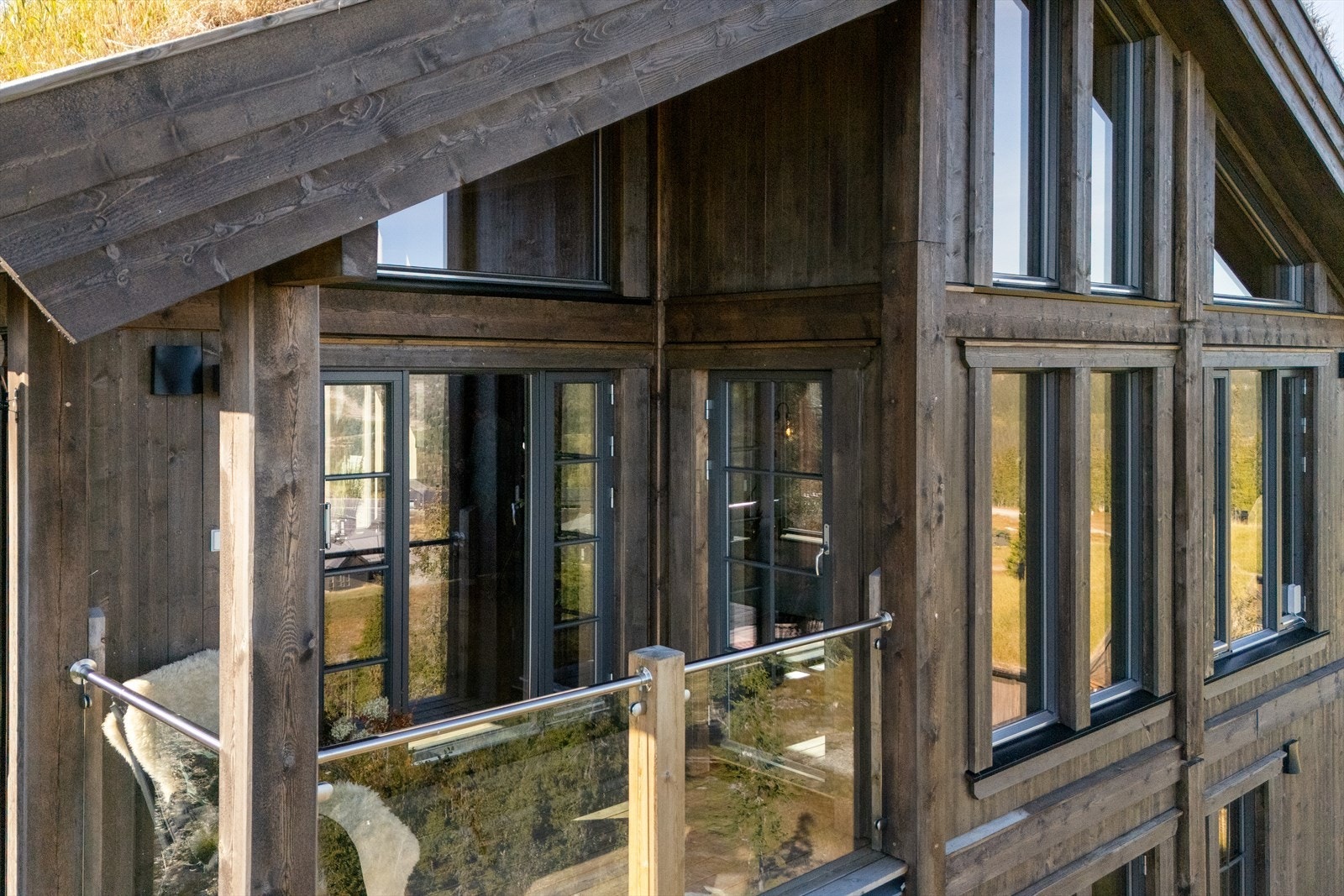 Glassrekkverket skjermer godt samtidig som utsikten ivaretas. Galleribilde