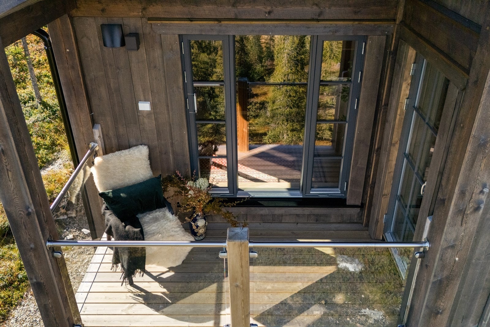 God plass til sittegruppe under tak på verandaen. Galleribilde
