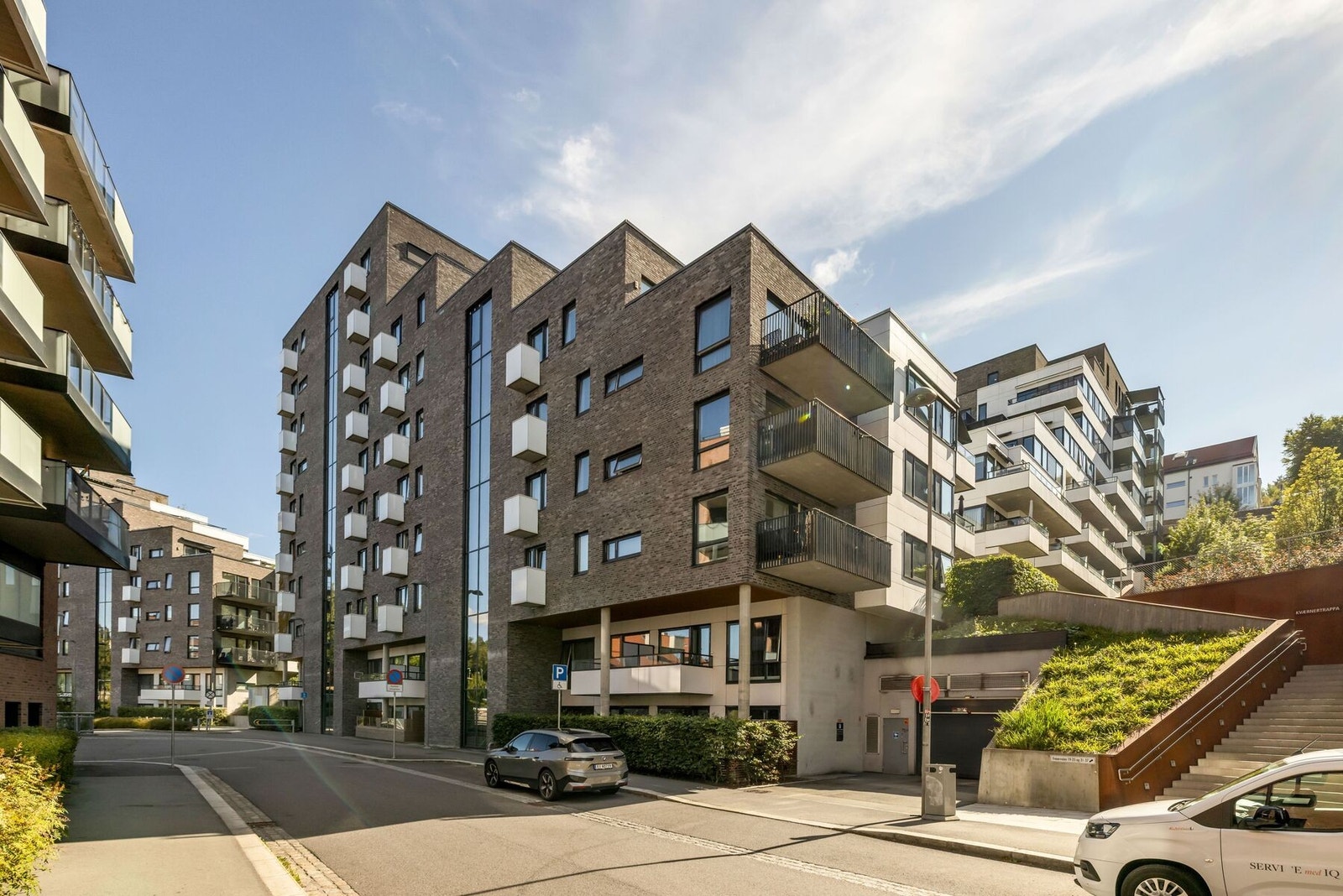 Freserveien i Kværnerbyen har en attraktiv beliggenhet rett sørøst for Oslo sentrum, med kort vei til både urbane fasiliteter og naturskjønne omgivelser. Dette moderne boligområdet har vokst frem som et populært sted å bo, med en kombinasjon av rolige omg Galleribilde