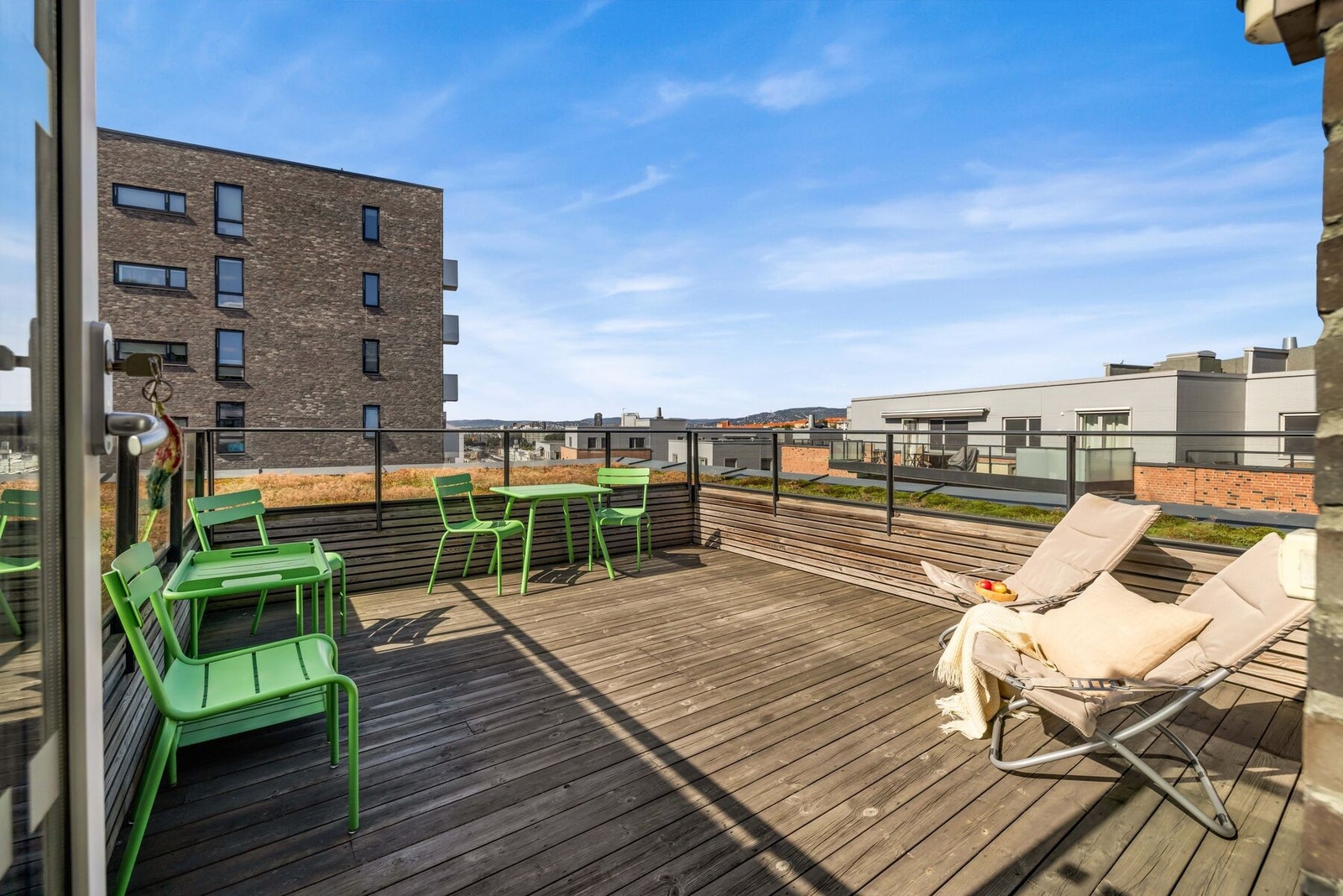Som beboer har du tilgang til felles takterrasse - et flott supplement til leilighetens egne arealer og en ekstra kvalitet ved boligen. Galleribilde