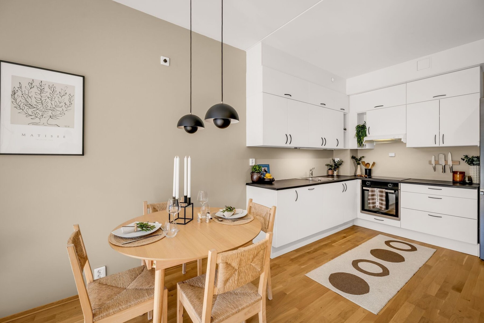 Spiseplassen innbyr til sosialt samvær med familie og venner. Galleribilde
